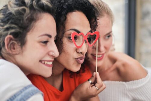 “话题王”跟“话痨”只有一线之隔：不是狂讲话就叫会聊天，用心体察才能聊进对方心坎里