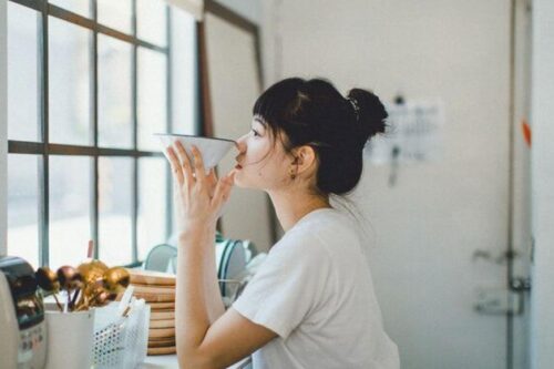 不用勉强乐观，也别让悲伤压垮自己：不妨试着调适到一个中庸的平衡点