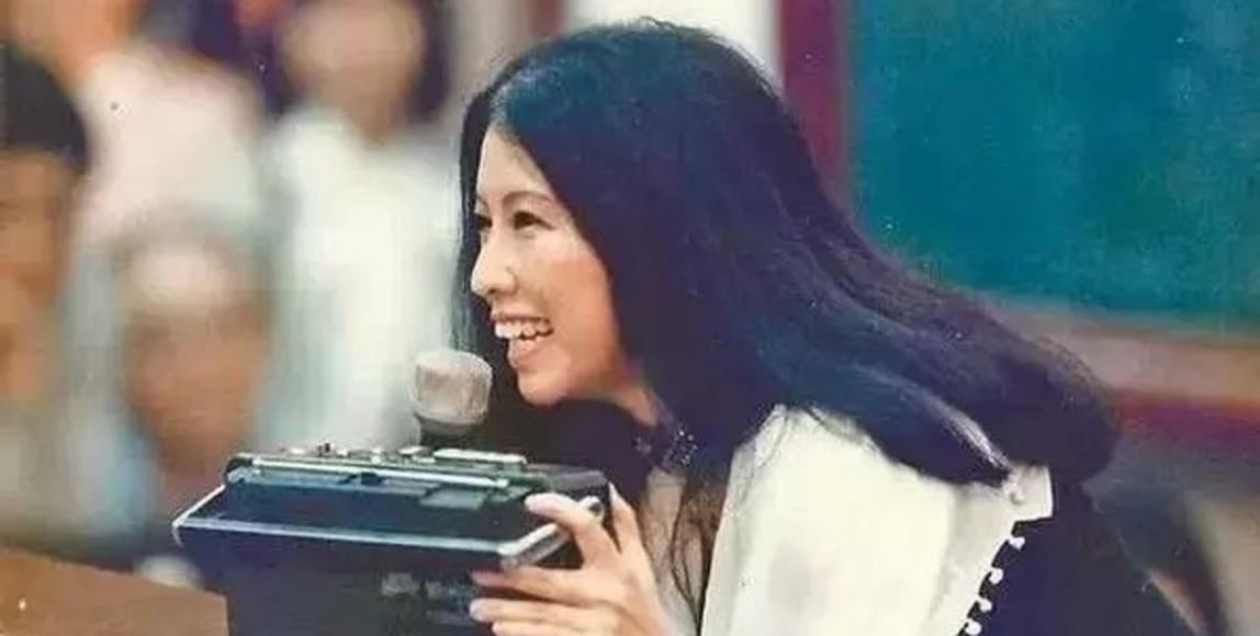 结婚没花束就用芹菜代替?作家三毛逝世 30 周年,引领读者探究作家的人生哲学 内容图1 女神网-大潮社TV实时追踪属于女人新资讯的综合网站! 结婚没花束就用芹菜代替?作家三毛逝世 30 周年,引领读者探究作家的人生哲学 女人观点 图1张