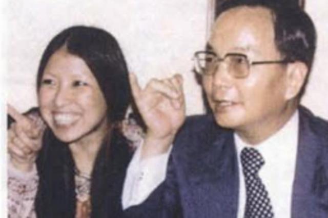 结婚没花束就用芹菜代替?作家三毛逝世 30 周年,引领读者探究作家的人生哲学 内容图3 女神网-大潮社TV实时追踪属于女人新资讯的综合网站! 结婚没花束就用芹菜代替?作家三毛逝世 30 周年,引领读者探究作家的人生哲学 女人观点 图3张