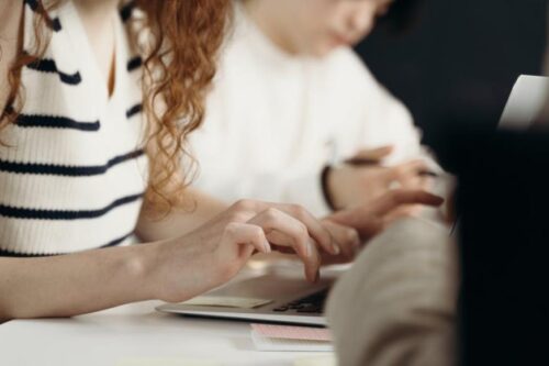 内向是缺点？4 个内向者与众不同的特质，找到将劣势转为优势的应对之道