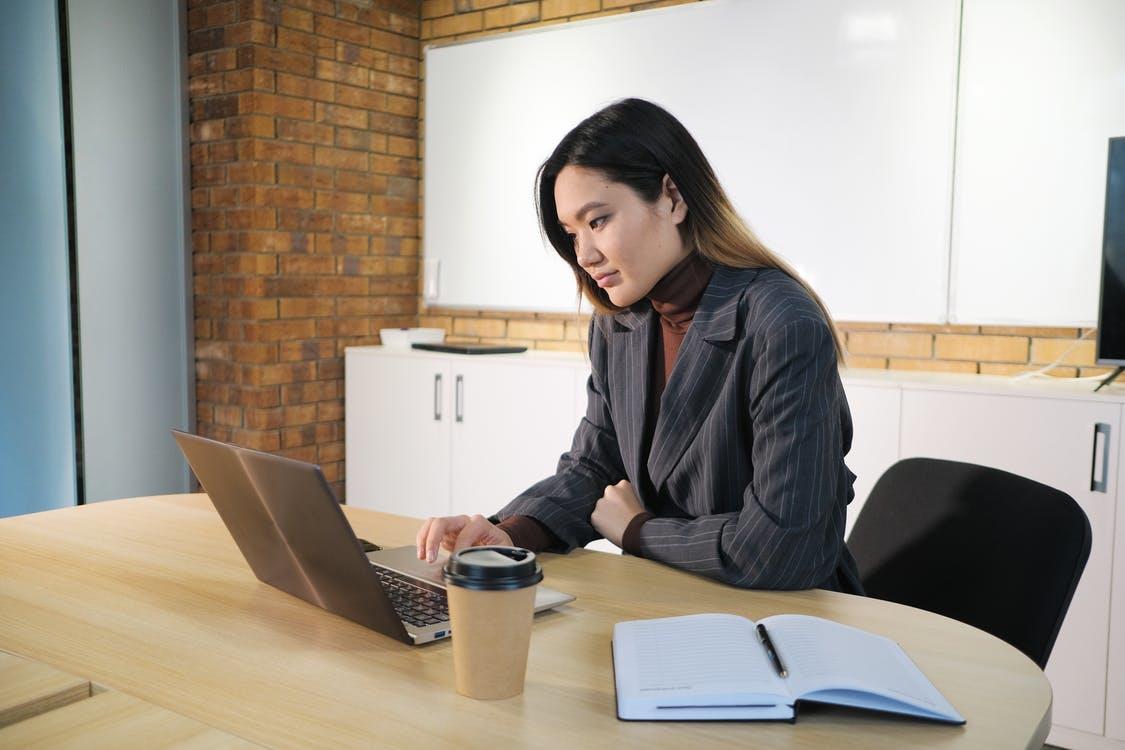 内向是缺点?4 个内向者与众不同的特质,找到将劣势转为优势的应对之道 内容图2 女神网-大潮社TV实时追踪属于女人新资讯的综合网站! 内向是缺点?4 个内向者与众不同的特质,找到将劣势转为优势的应对之道 女人观点 图2张