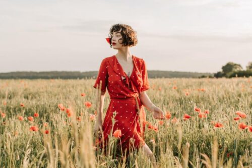 怕被划入“无效社交圈”？并非靠人设就能得到好处，而是要找到自己的“被利用价值”