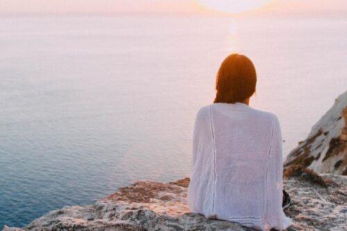 再回首，过去的问题都不是问题！被迷惘困惑、压力击溃前，先别急着“拨云见日”