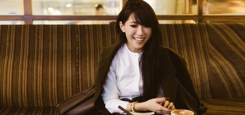 身兼多职的时尚部落客 MillyQ:“只要默默努力地做,即便是在角落也会发光!” 内容图1 女神网-大潮社TV实时追踪属于女人新资讯的综合网站! 身兼多职的时尚部落客 MillyQ:“只要默默努力地做,即便是在角落也会发光!” 更多学堂 图1张