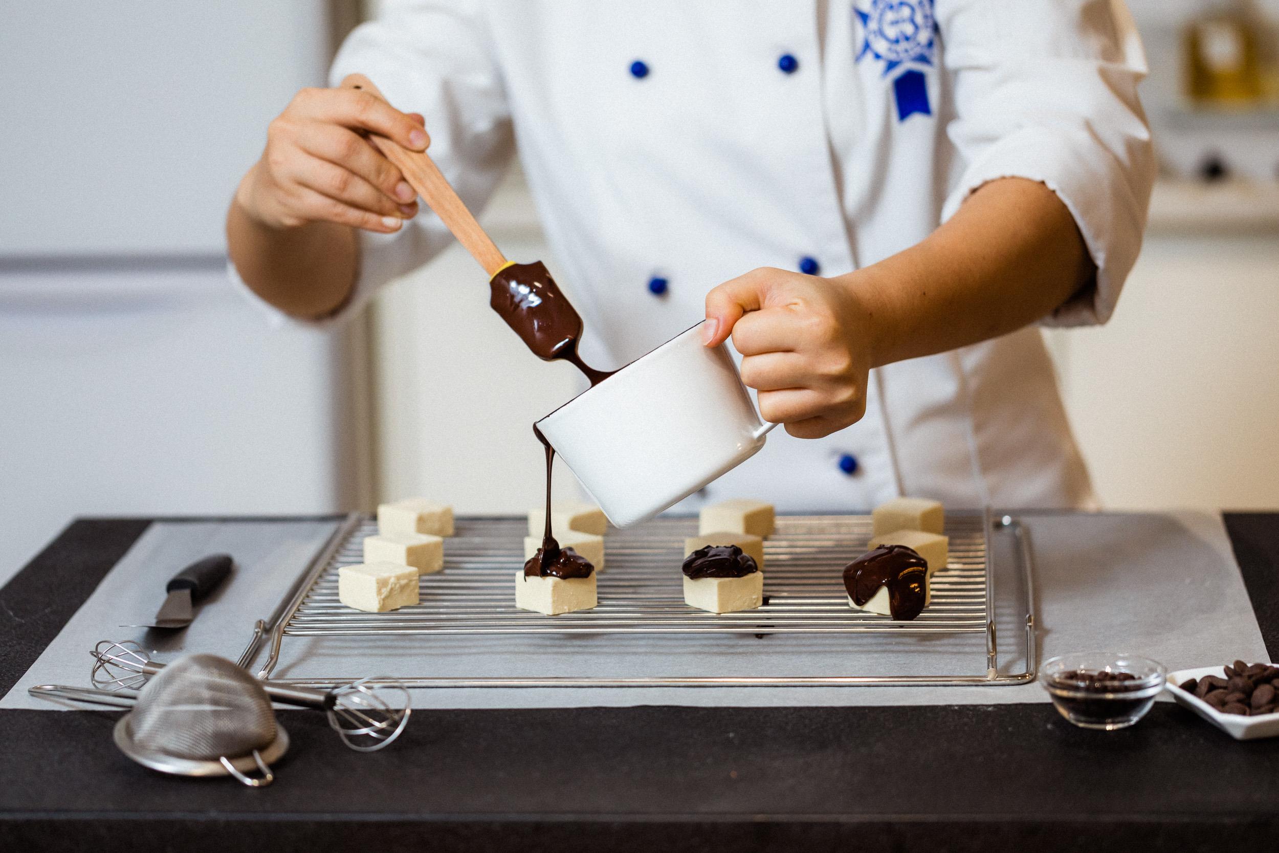 高蛋白食品不只健身族群能吃!他们 3 人立志反转大众印象,让美味的食物更健康 内容图3 女神网-大潮社TV实时追踪属于女人新资讯的综合网站! 蓝带甜点师.jpg