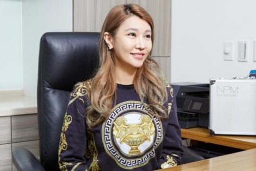 180 天不休假的拼命三娘 ！PMU 魔术真发＆NPM 伪妆总监刘侑甯：“客人的笑容是我最棒的礼物！”