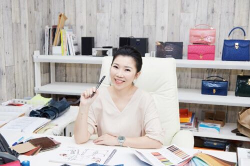 女人价值由自己决定！购物专家孙嘉欣化身鳄鱼包达人，用 D’MOM 帮你找回自信美