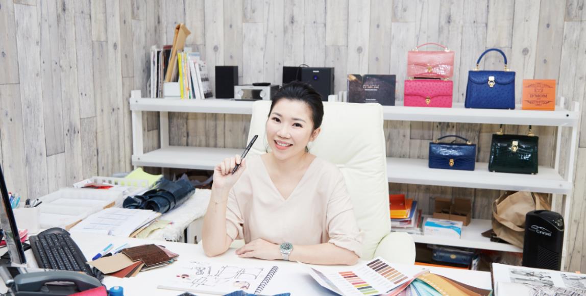 女人价值由自己决定!购物专家孙嘉欣化身鳄鱼包达人,用 D’MOM 帮你找回自信美 内容图1 女神网-大潮社TV实时追踪属于女人新资讯的综合网站! 女人价值由自己决定!购物专家孙嘉欣化身鳄鱼包达人,用 D’MOM 帮你找回自信美 更多学堂 图1张