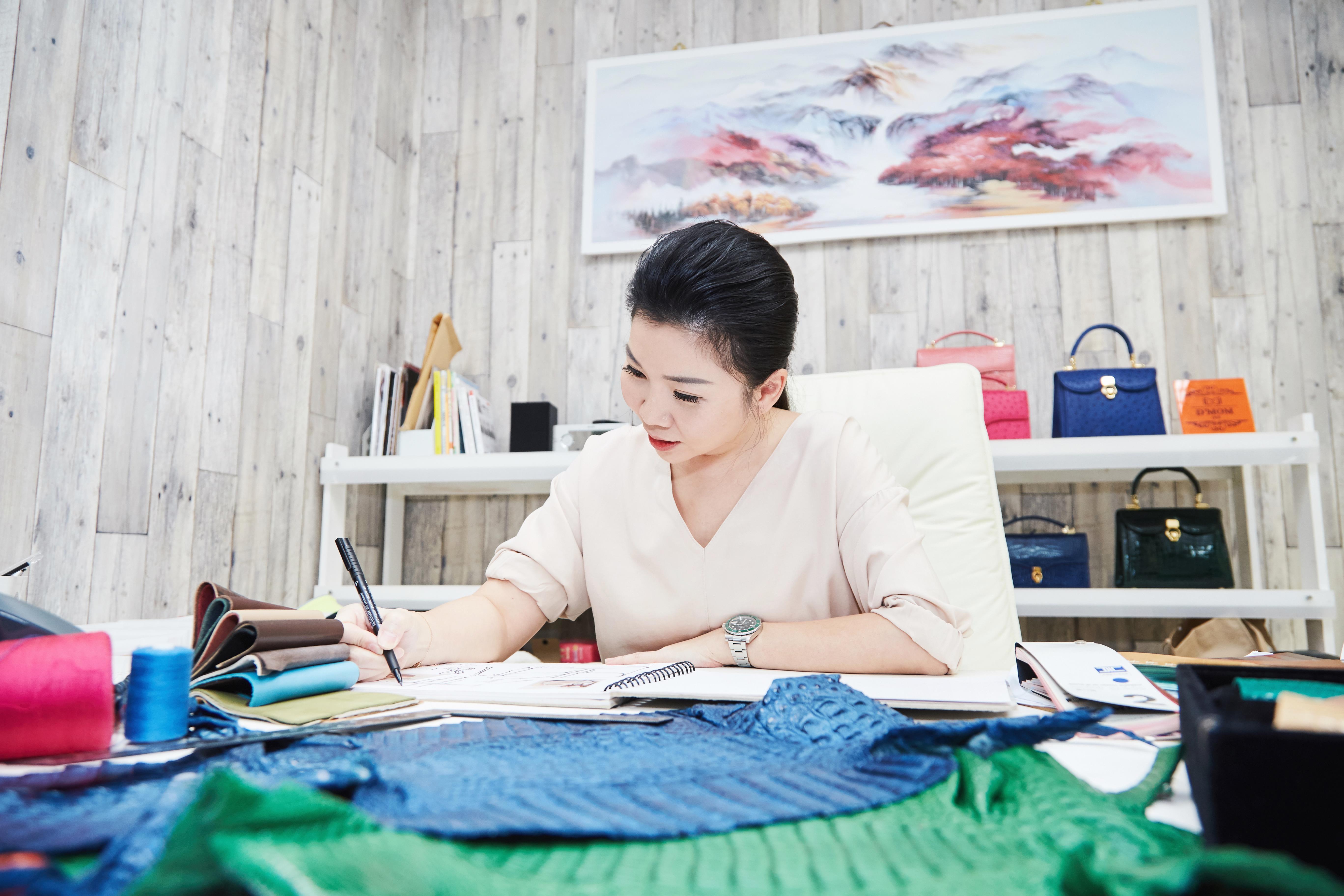 女人价值由自己决定!购物专家孙嘉欣化身鳄鱼包达人,用 D’MOM 帮你找回自信美 内容图2 女神网-大潮社TV实时追踪属于女人新资讯的综合网站! 女人价值由自己决定!购物专家孙嘉欣化身鳄鱼包达人,用 D’MOM 帮你找回自信美 更多学堂 图2张