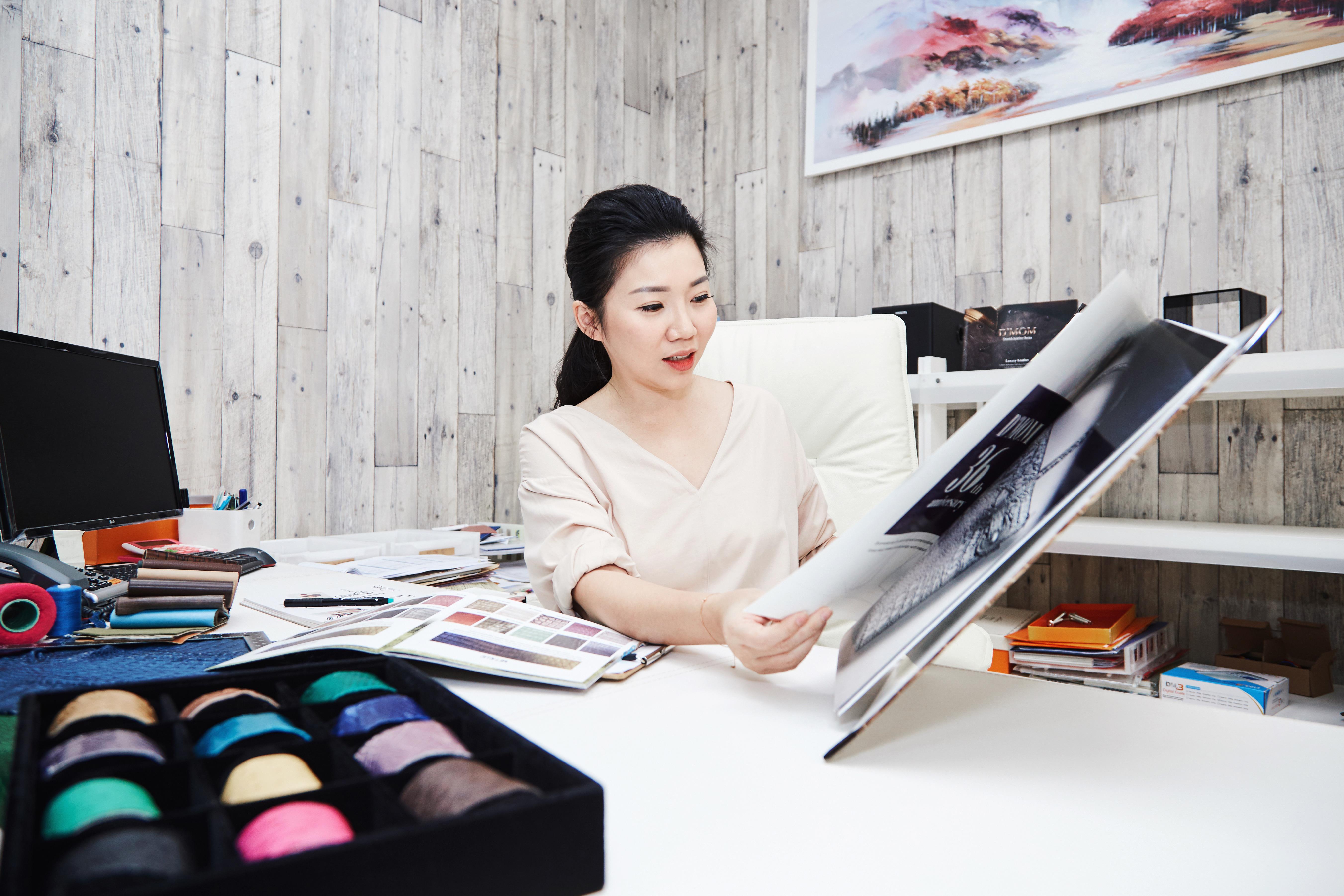 女人价值由自己决定!购物专家孙嘉欣化身鳄鱼包达人,用 D’MOM 帮你找回自信美 内容图3 女神网-大潮社TV实时追踪属于女人新资讯的综合网站! 女人价值由自己决定!购物专家孙嘉欣化身鳄鱼包达人,用 D’MOM 帮你找回自信美 更多学堂 图3张