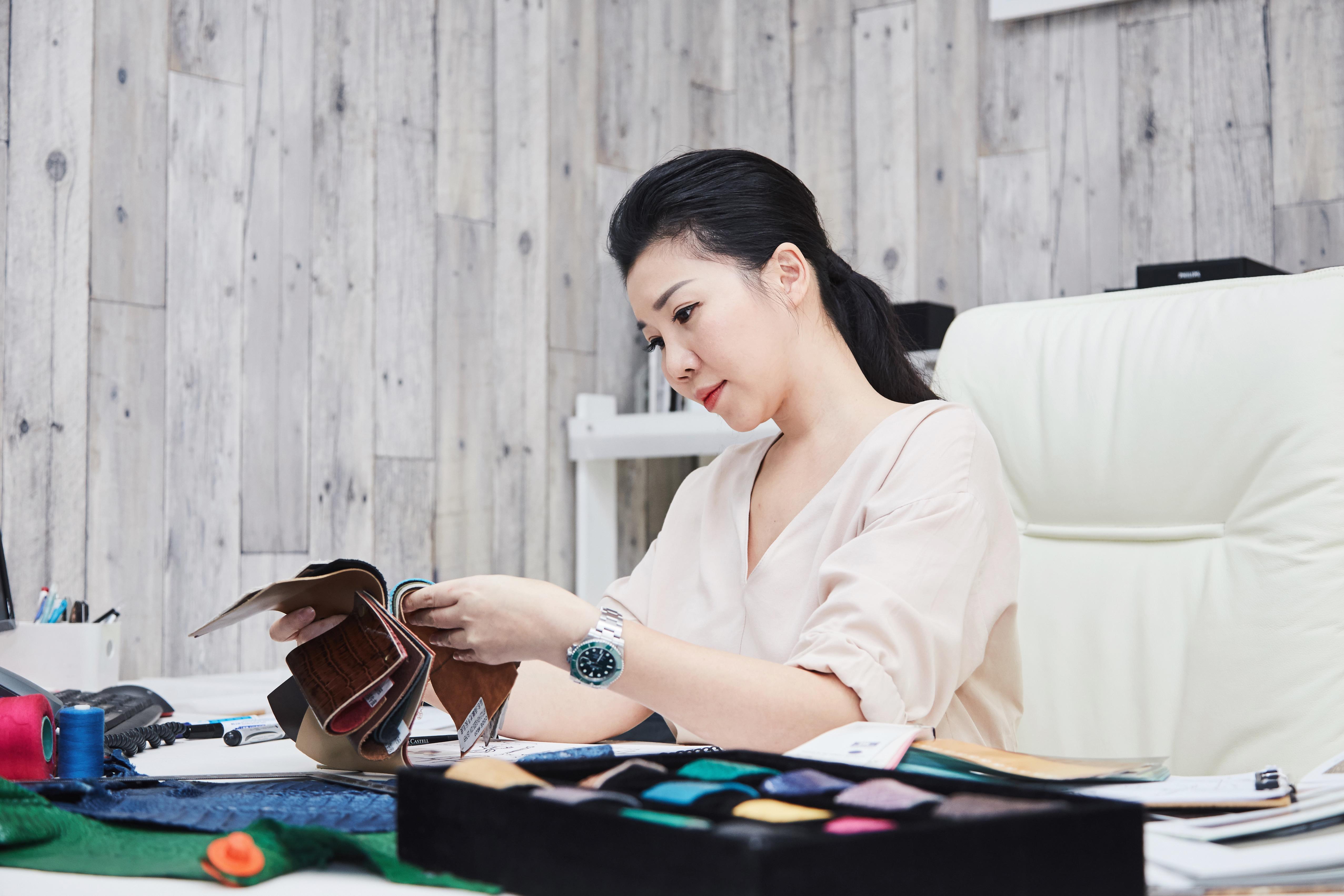 女人价值由自己决定!购物专家孙嘉欣化身鳄鱼包达人,用 D’MOM 帮你找回自信美 内容图4 女神网-大潮社TV实时追踪属于女人新资讯的综合网站! 女人价值由自己决定!购物专家孙嘉欣化身鳄鱼包达人,用 D’MOM 帮你找回自信美 更多学堂 图4张