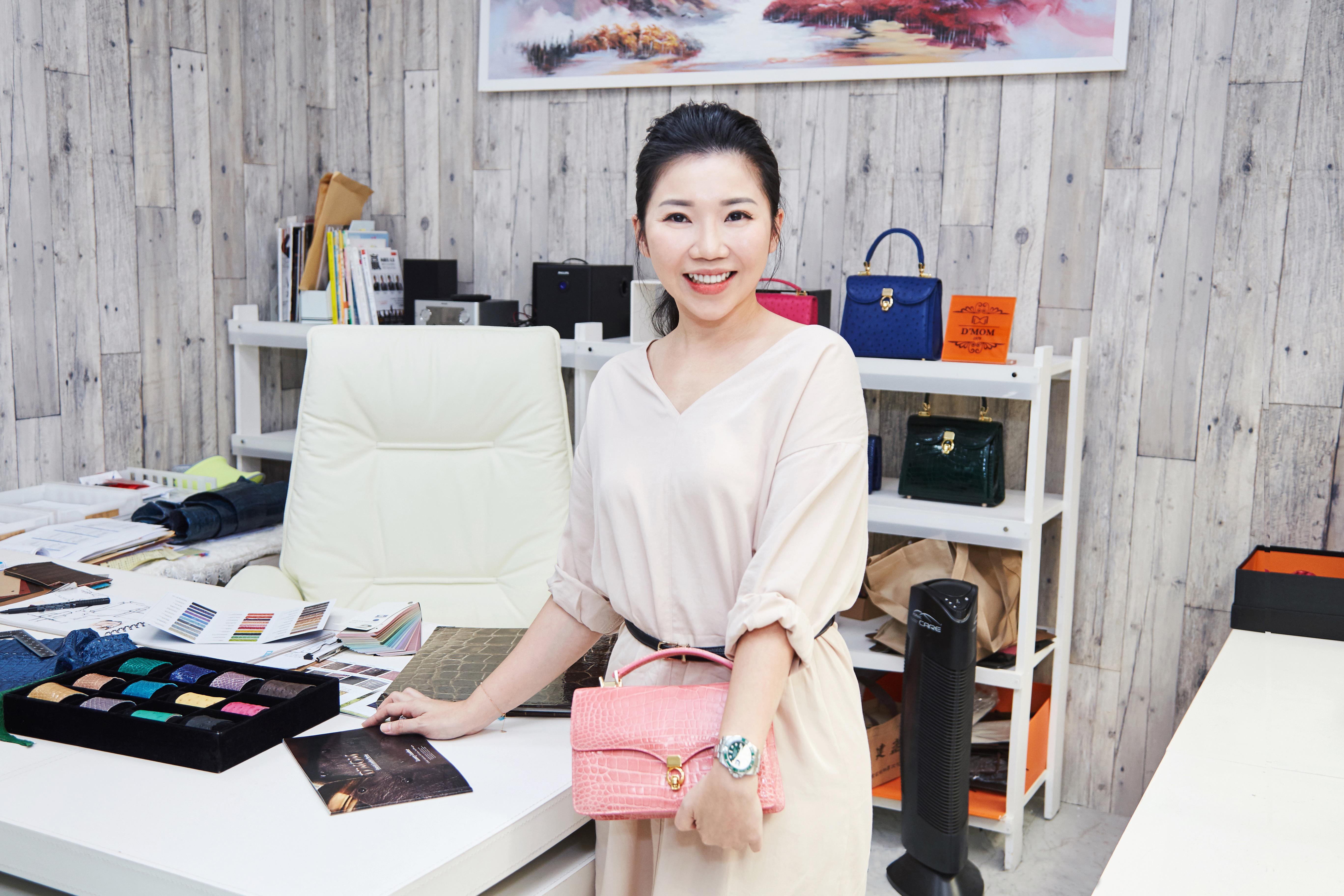 女人价值由自己决定!购物专家孙嘉欣化身鳄鱼包达人,用 D’MOM 帮你找回自信美 内容图5 女神网-大潮社TV实时追踪属于女人新资讯的综合网站! 女人价值由自己决定!购物专家孙嘉欣化身鳄鱼包达人,用 D’MOM 帮你找回自信美 更多学堂 图5张