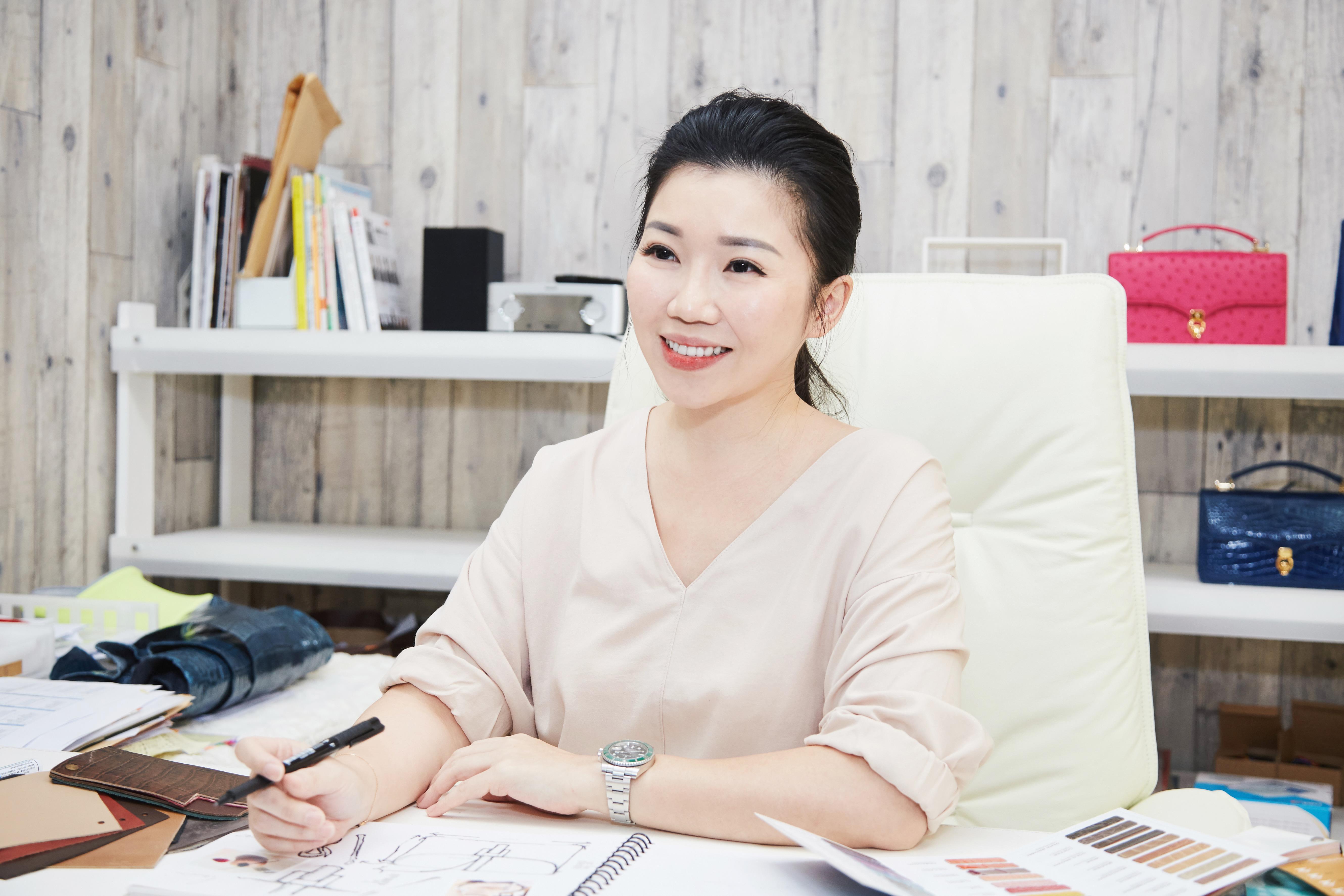 女人价值由自己决定!购物专家孙嘉欣化身鳄鱼包达人,用 D’MOM 帮你找回自信美 内容图6 女神网-大潮社TV实时追踪属于女人新资讯的综合网站! 女人价值由自己决定!购物专家孙嘉欣化身鳄鱼包达人,用 D’MOM 帮你找回自信美 更多学堂 图6张