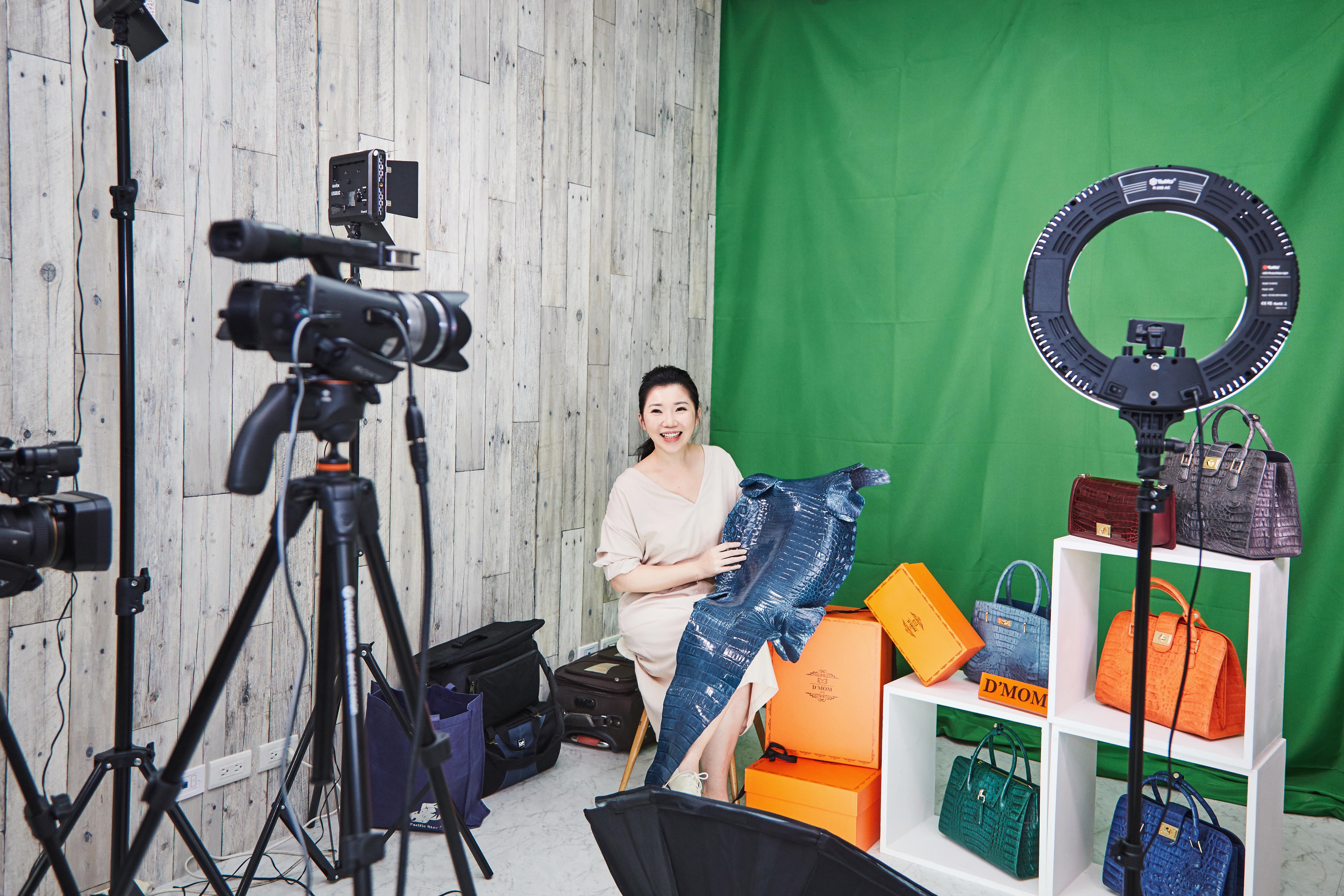 女人价值由自己决定!购物专家孙嘉欣化身鳄鱼包达人,用 D’MOM 帮你找回自信美 内容图7 女神网-大潮社TV实时追踪属于女人新资讯的综合网站! 女人价值由自己决定!购物专家孙嘉欣化身鳄鱼包达人,用 D’MOM 帮你找回自信美 更多学堂 图7张