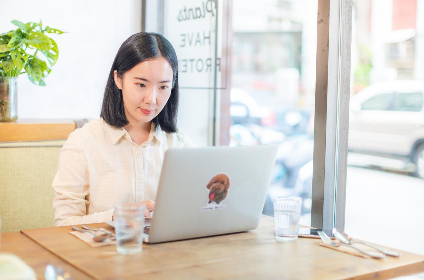 90 后世代对“工作定义”的集体觉醒:自由工作者曾彦菁写下亲身经历《有一种工作,叫生活》 内容图5 女神网-大潮社TV实时追踪属于女人新资讯的综合网站! image2