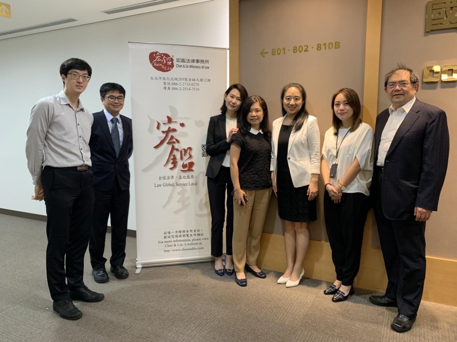 比起胜利,更想创造双赢!宏鉴法律事务所合伙人王传芬:“法律不难,唯有用心。” 内容图5 女神网-大潮社TV实时追踪属于女人新资讯的综合网站! 比起胜利,更想创造双赢!宏鉴法律事务所合伙人王传芬:“法律不难,唯有用心。” 更多学堂 图5张