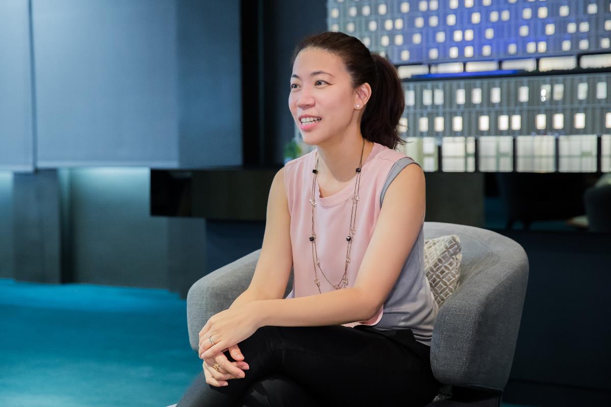 可以刚强也可以柔软!嘉新企业团执行长王立心:“做人做事都要像水一样,在不同形态中摸索最佳的平衡点。” 内容图4 女神网-大潮社TV实时追踪属于女人新资讯的综合网站! 尽可能地学习、突破自己,是 Liz 的人生哲学。她期许自己能像水一样,本质不变,却能适应不同的环境、装入不同的容器中。