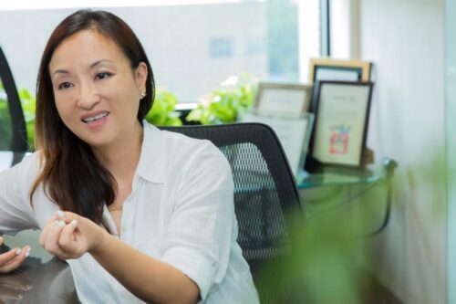 比起严厉的鞭策，更应该好好爱自己。百彦餐旅行销整合创办人夏瑄澧：“你属于你自己，并不受任何角色的羁绊！”