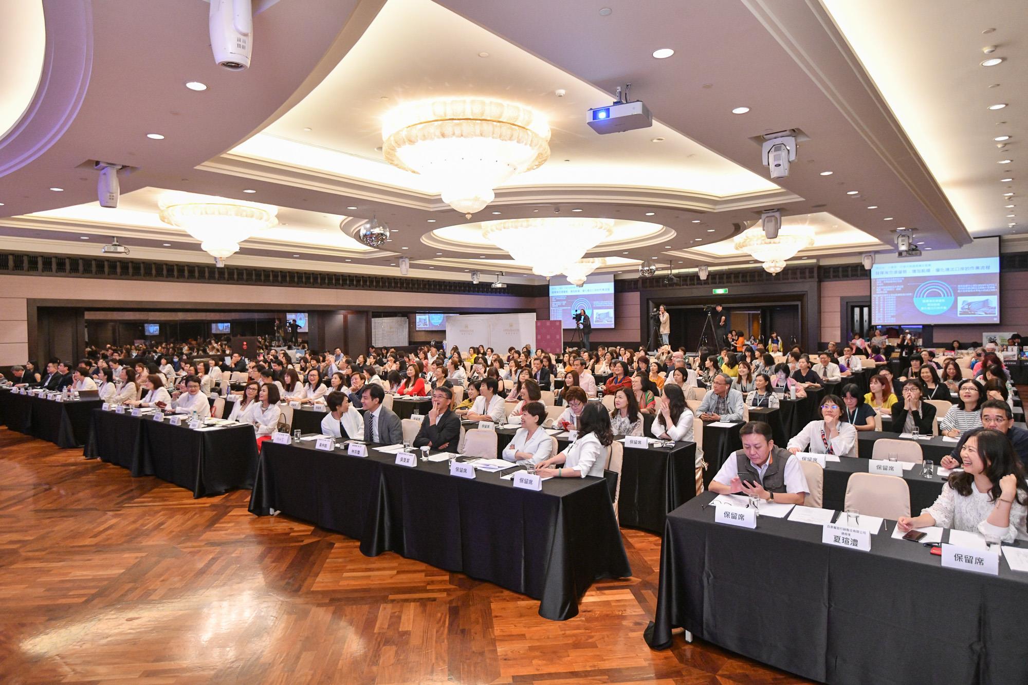 世代融合,就在当下!TW唯一女性 CEO 盛会“刚柔并济大未来”论坛:宣布“女董学院”成立、展现女性潜力 内容图3 女神网-大潮社TV实时追踪属于女人新资讯的综合网站! 世代融合,就在当下!TW唯一女性 CEO 盛会“刚柔并济大未来”论坛:宣布“女董学院”成立、展现女性潜力 更多学堂 图3张