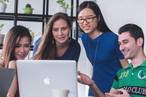 职场上公私分明，既对事也对人：开会时据理力争，不忘顾私下情分