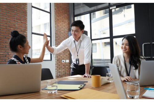 职场上非自身职责的琐事该不该接手？能者应该“精劳”而非“多劳”，别让自己成为职场工具人！