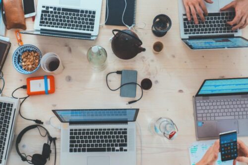 凡走过必留痕迹，职场别闹不开心！与人为善不轻易交恶才是明哲保身之道