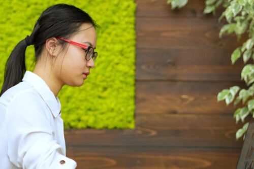 面对工作，你异化了吗？除了钱，日以继夜的劳动价值还剩什么