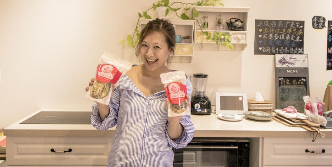 用汤诉说心里最深厚的爱!Lowlee 煲汤品牌创办人 Lowlee:“不想让失去挚爱的痛苦,发生在其他人身上!” 内容图1 女神网-大潮社TV实时追踪属于女人新资讯的综合网站! 用汤诉说心里最深厚的爱!Lowlee 煲汤品牌创办人 Lowlee:“不想让失去挚爱的痛苦,发生在其他人身上!” 专访故事 图1张