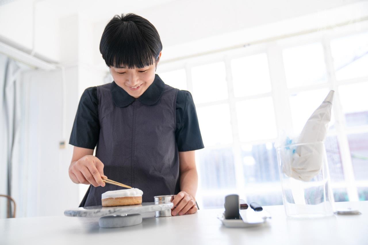 放弃广告设计,卷起袖子当甜点师傅!90 后创业女孩 Tina:“甜点是我表达自己的方式!” 内容图3 女神网-大潮社TV实时追踪属于女人新资讯的综合网站! 放弃广告设计,卷起袖子当甜点师傅!90 后创业女孩 Tina:“甜点是我表达自己的方式!” 专访故事 图3张