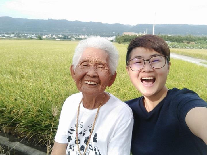 计划采访 100 个长辈!快乐姊 66:从他们身上我看见了爱,还有蕴藏生活的老智慧 内容图2 女神网-大潮社TV实时追踪属于女人新资讯的综合网站! 计划采访 100 个长辈!快乐姊 66:从他们身上我看见了爱,还有蕴藏生活的老智慧 专访故事 图2张