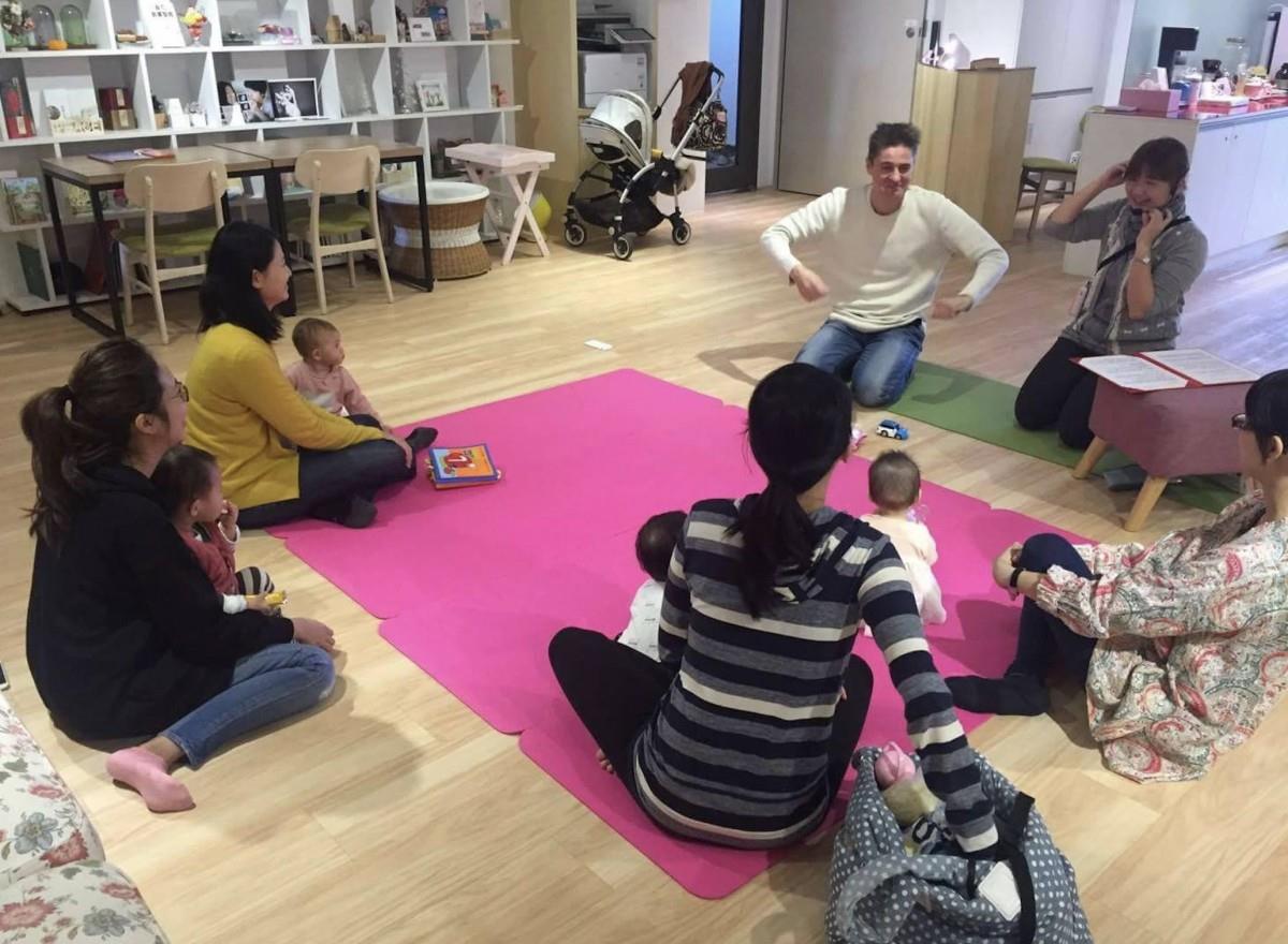 谁说宝宝只会哭?亲子沟通第一步,她建议从“宝宝手语”开始 ! 内容图5 女神网-大潮社TV实时追踪属于女人新资讯的综合网站! 谁说宝宝只会哭?亲子沟通第一步,她建议从“宝宝手语”开始 ! 专访故事 图5张