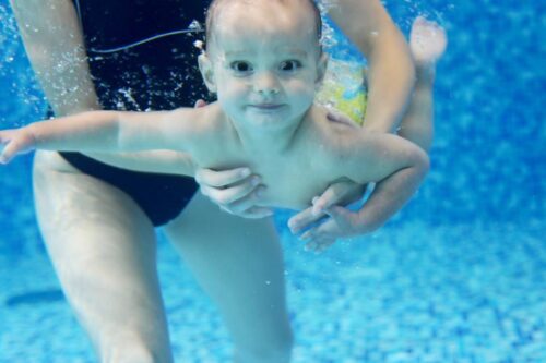 让育儿回归最纯粹的互动，婴儿游泳老师 Diana 的“涟漪哲学”