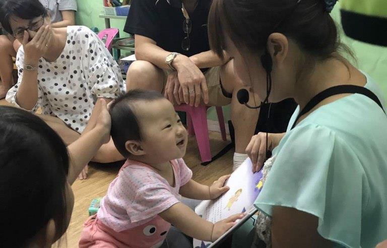 宝宝有事宝宝不说!“婴儿手语老师”帮你开启沟通之门 内容图3 女神网-大潮社TV实时追踪属于女人新资讯的综合网站! speaking with kids2.jpg