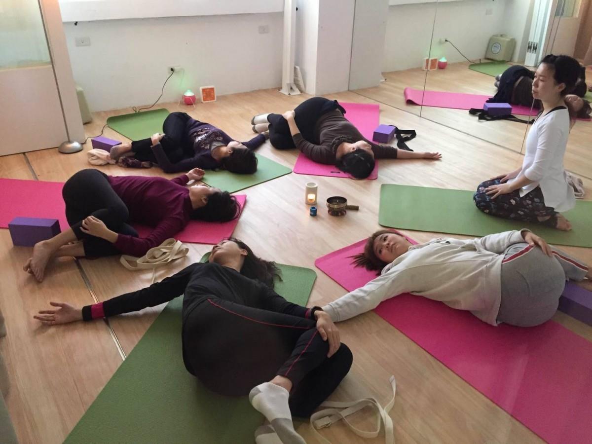 透过“疗愈系瑜伽”离开焦虑!心理师教你生活的放松之道 内容图3 女神网-大潮社TV实时追踪属于女人新资讯的综合网站! 透过“疗愈系瑜伽”离开焦虑!心理师教你生活的放松之道 专访故事 图3张