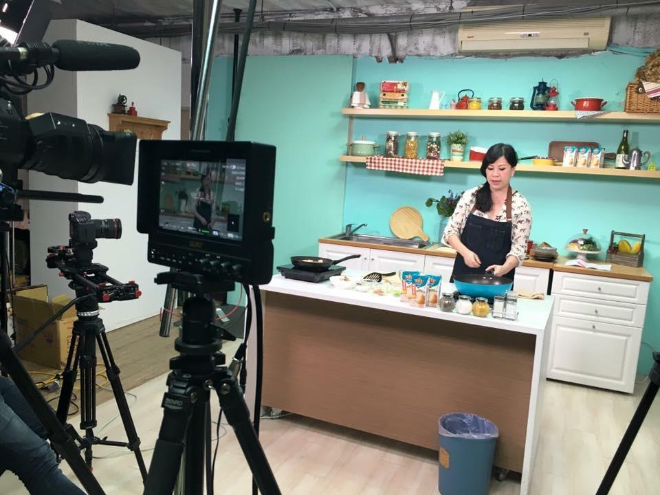 私厨女王 Irene:做菜跟做人一样,放轻松才能找到乐趣! 内容图4 女神网-大潮社TV实时追踪属于女人新资讯的综合网站! 私厨女王 Irene:做菜跟做人一样,放轻松才能找到乐趣! 专访故事 图4张