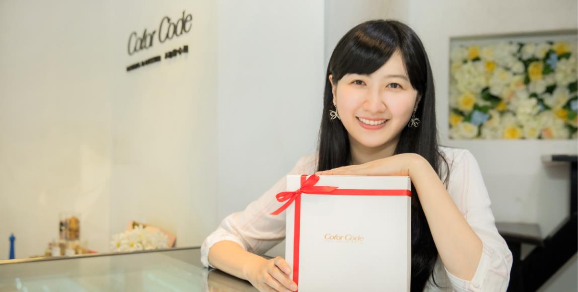 工作是种人生修练,Color C’ode 创办人 Kelly:“当有能力解决困难后,问题就不再是难题!” 内容图1 女神网-大潮社TV实时追踪属于女人新资讯的综合网站! 工作是种人生修练,Color C’ode 创办人 Kelly:“当有能力解决困难后,问题就不再是难题!” 专访故事 图1张