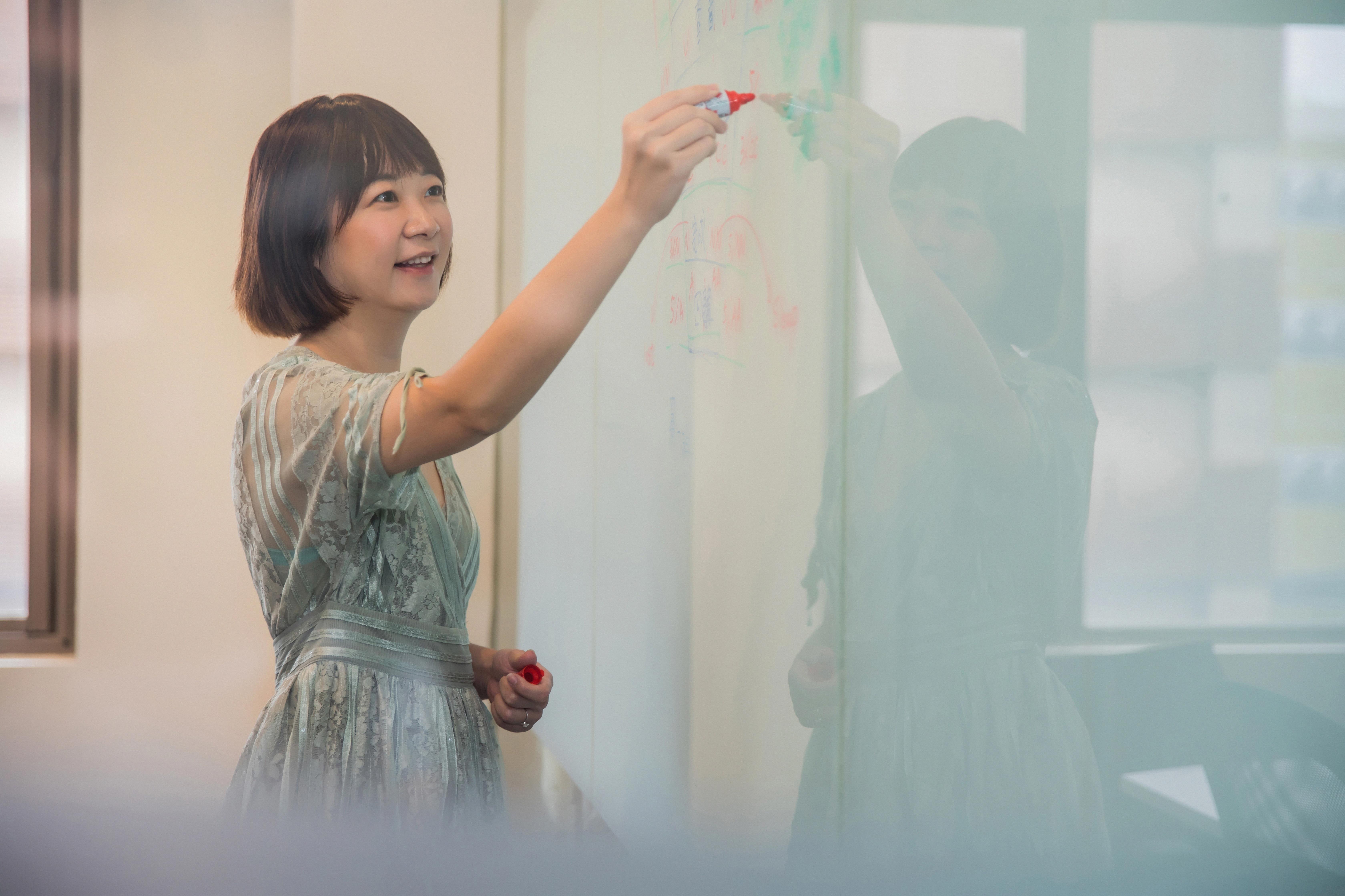 女人如同优雅的缎带!露比午茶创办人洪怡芳:“成就女性在每一个人生角色中绽放优雅,是件很幸福的事” 内容图3 女神网-大潮社TV实时追踪属于女人新资讯的综合网站! JOHN1171.jpg