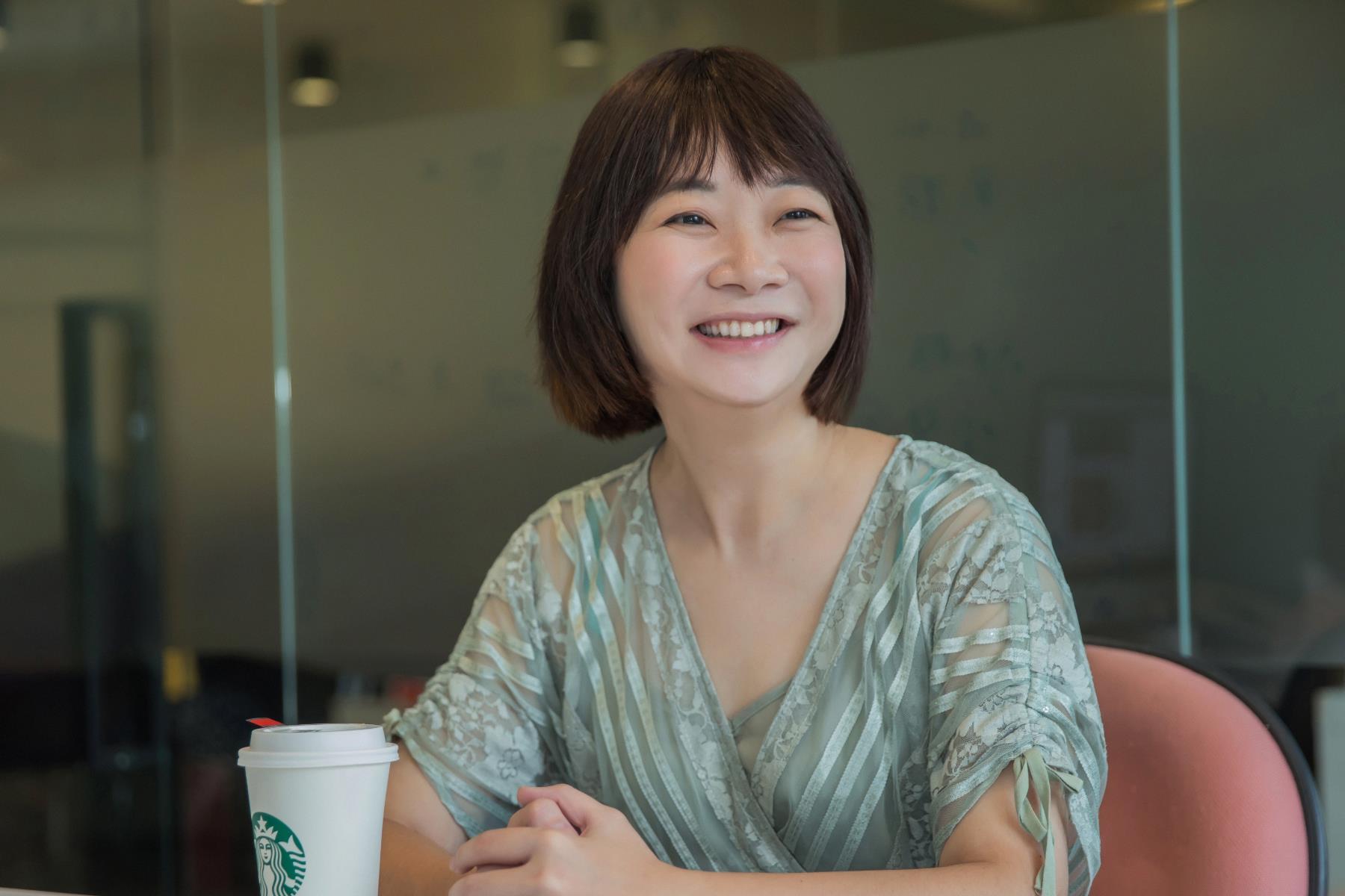 女人如同优雅的缎带!露比午茶创办人洪怡芳:“成就女性在每一个人生角色中绽放优雅,是件很幸福的事” 内容图4 女神网-大潮社TV实时追踪属于女人新资讯的综合网站! FotoJet - 2019-07-18T103544.194.jpg