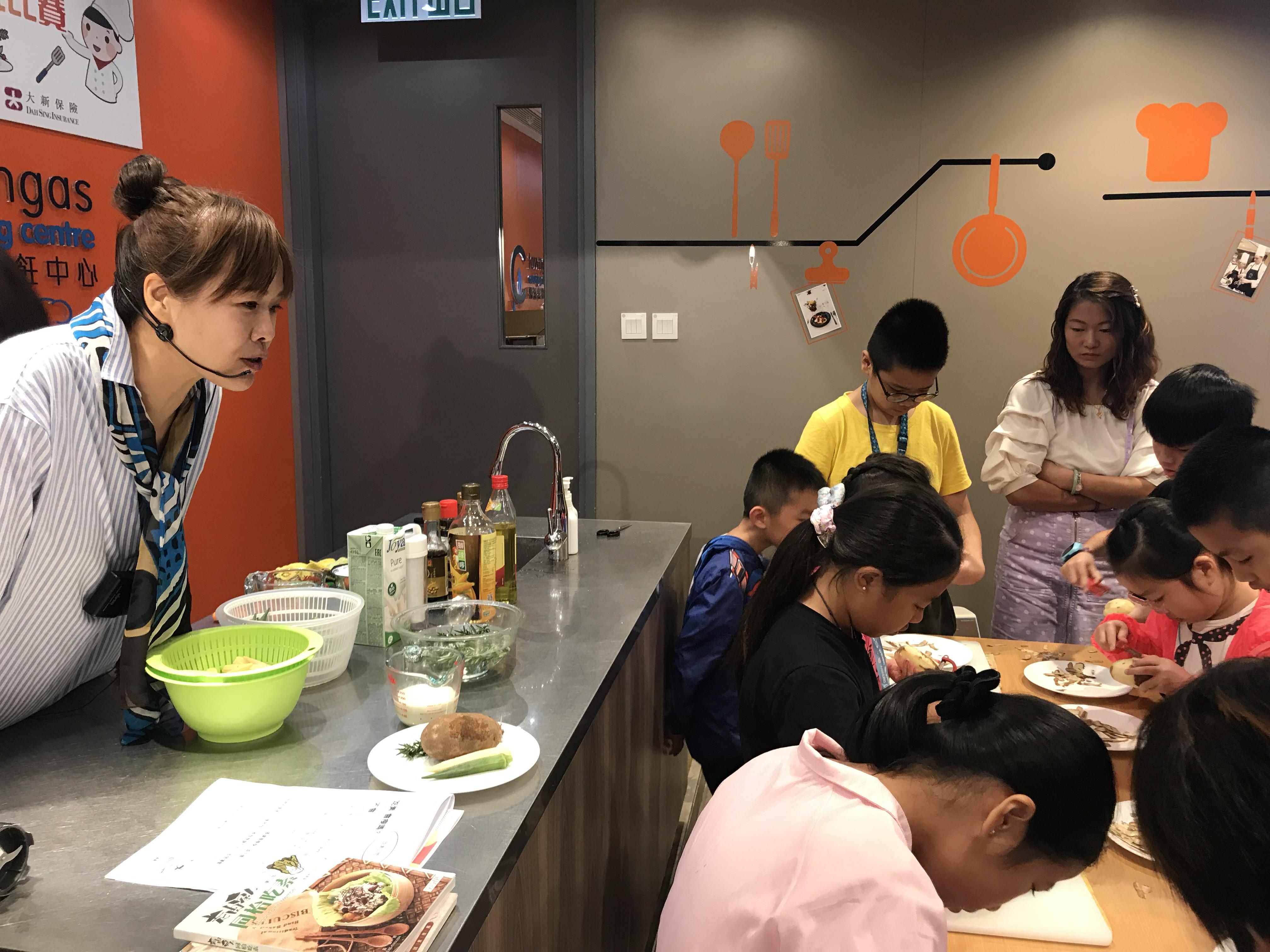 We are what we eat!香港女孩借由蔬食传递富饶的生活哲理:“人生可以走肉不走味!” 内容图5 女神网-大潮社TV实时追踪属于女人新资讯的综合网站! We are what we eat!香港女孩借由蔬食传递富饶的生活哲理:“人生可以走肉不走味!” 专访故事 图5张