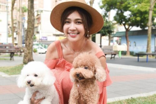 誓言作毛小孩的守护者！安苡爱：“领养那一刻开始，它们就是我一辈子的家人”