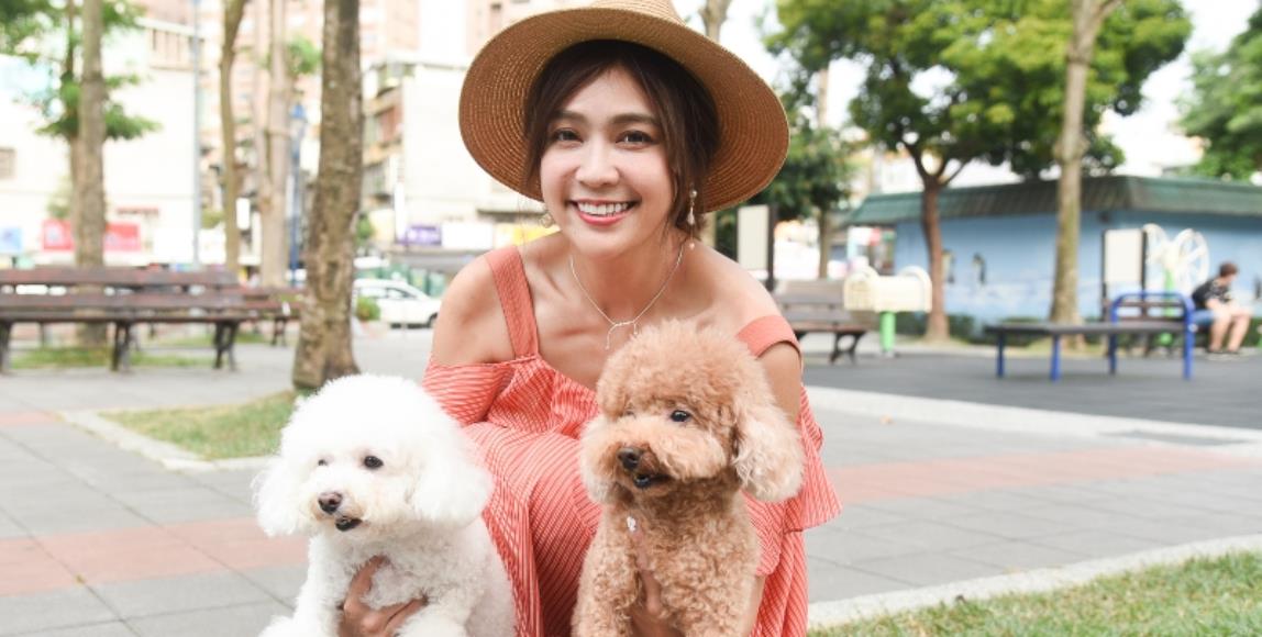 誓言作毛小孩的守护者!安苡爱:“领养那一刻开始,它们就是我一辈子的家人” 内容图1 女神网-大潮社TV实时追踪属于女人新资讯的综合网站! 誓言作毛小孩的守护者!安苡爱:“领养那一刻开始,它们就是我一辈子的家人” 专访故事 图1张