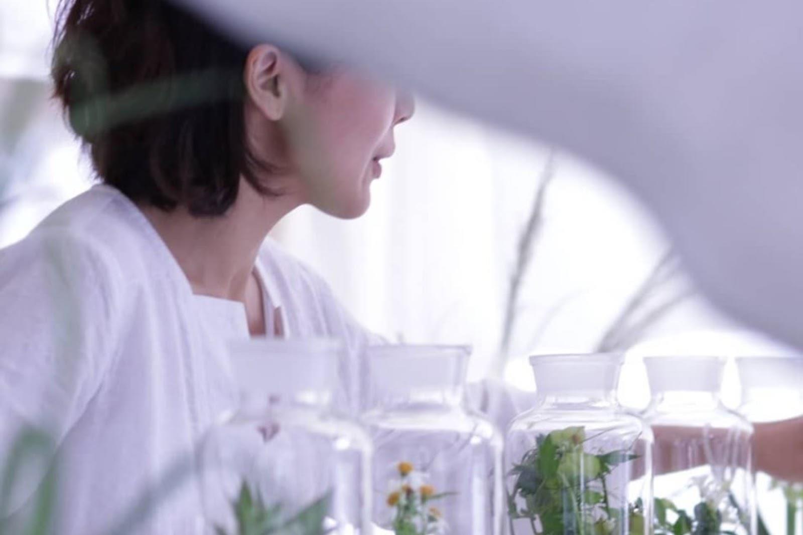 从皮件设计师到植疗花艺师:草肉实堂主理人张苇苇,利用花草温柔唤醒自疗疗人的本能直觉 内容图6 女神网-大潮社TV实时追踪属于女人新资讯的综合网站! FotoJet - 2019-10-25T133422.256