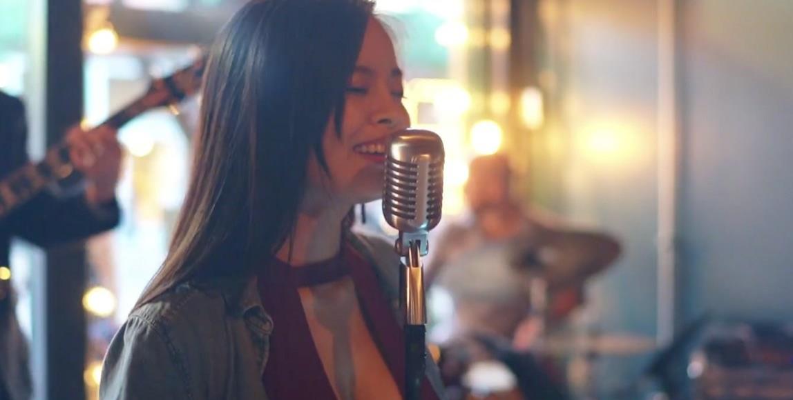 只身赴美展开爵士乐寻觅之旅!颂音爵代主唱刘俐:“让外华人爱上华语爵士” 内容图1 女神网-大潮社TV实时追踪属于女人新资讯的综合网站! 只身赴美展开爵士乐寻觅之旅!颂音爵代主唱刘俐:“让外华人爱上华语爵士” 专访故事 图1张