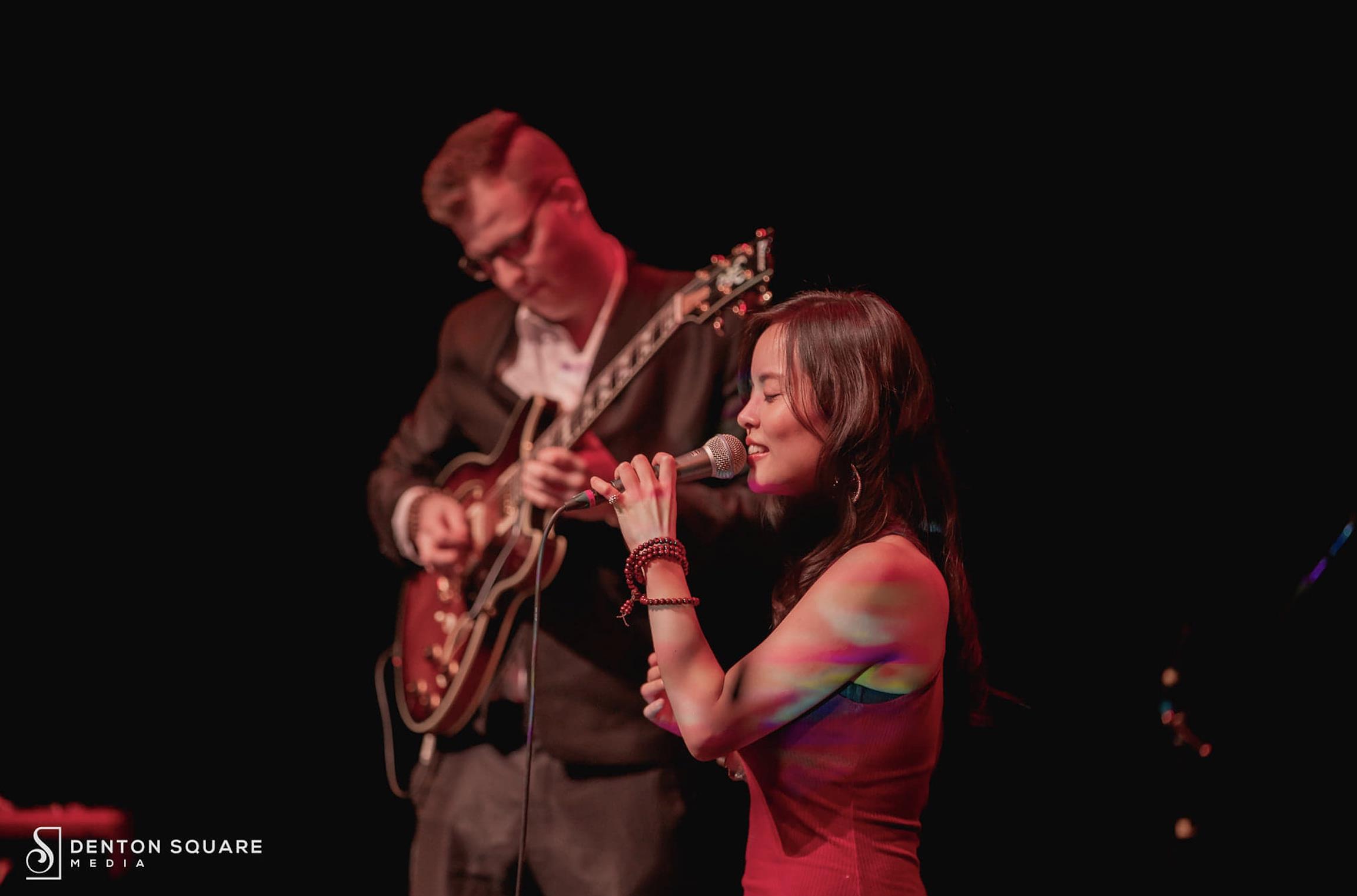 只身赴美展开爵士乐寻觅之旅!颂音爵代主唱刘俐:“让外华人爱上华语爵士” 内容图2 女神网-大潮社TV实时追踪属于女人新资讯的综合网站! 只身赴美展开爵士乐寻觅之旅!颂音爵代主唱刘俐:“让外华人爱上华语爵士” 专访故事 图2张