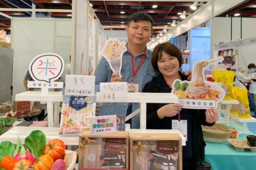 打造亲子共享的温馨餐桌：“咖乐彩虹面”将新鲜蔬果与面粉揉和，解决孩子挑食、偏食的问题