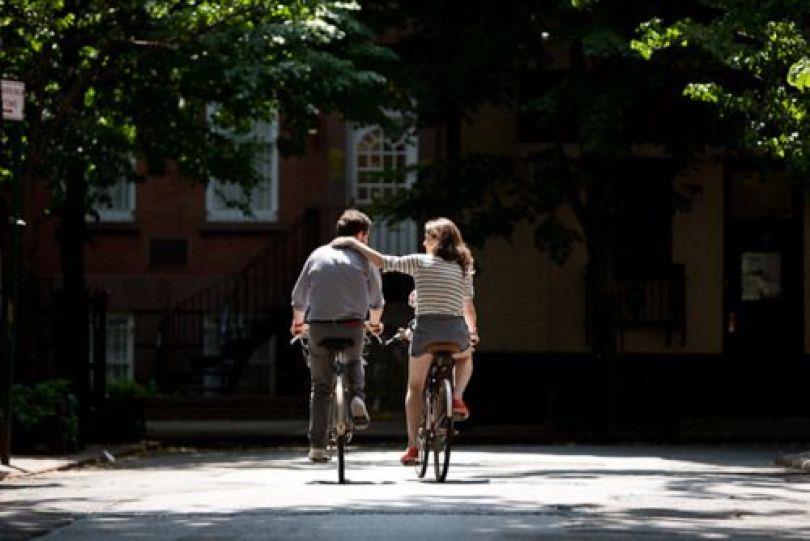 “Some kisses a day keep the doctor away. ” 最幸福的瘦身方式，让健康跟感情同时加值