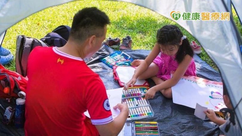 “假性陪伴”对亲子关系的负面影响!逾七成父母认为陪孩子玩手机、看影片即是专注陪伴 内容图2 女神网-大潮社TV实时追踪属于女人新资讯的综合网站! “假性陪伴”对亲子关系的负面影响!逾七成父母认为陪孩子玩手机、看影片即是专注陪伴 愈心灵 图2张