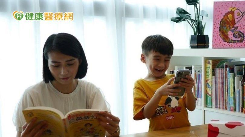 “假性陪伴”对亲子关系的负面影响!逾七成父母认为陪孩子玩手机、看影片即是专注陪伴 内容图1 女神网-大潮社TV实时追踪属于女人新资讯的综合网站! “假性陪伴”对亲子关系的负面影响!逾七成父母认为陪孩子玩手机、看影片即是专注陪伴 愈心灵 图1张