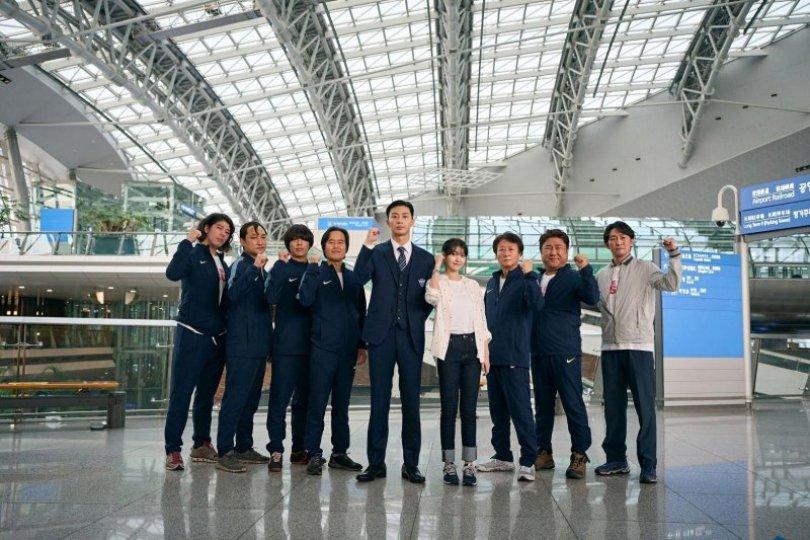 韩国运动喜剧片当道!在盛夏与 IU、朴叙俊、安宰弘,体会为梦想全力以赴的感动 内容图2 女神网-大潮社TV实时追踪属于女人新资讯的综合网站! 韩国运动喜剧片当道!在盛夏与 IU、朴叙俊、安宰弘,体会为梦想全力以赴的感动 新学堂 图2张